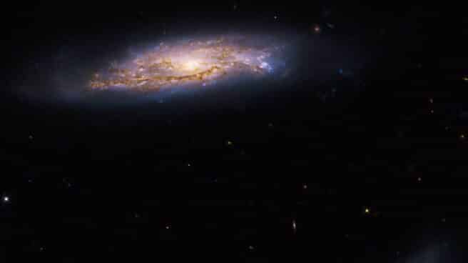 Arp 303, formada por las galaxias espirales IC 563 e IC 564 Arp 303, formada por las galaxias espirales IC 563 e IC 564