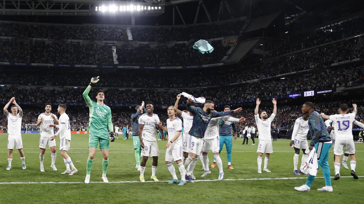 Los jugadores del Real Madrid celebran el pase del equipo blanco a la final de la Liga de Campeones tras derrotar al Manchester City