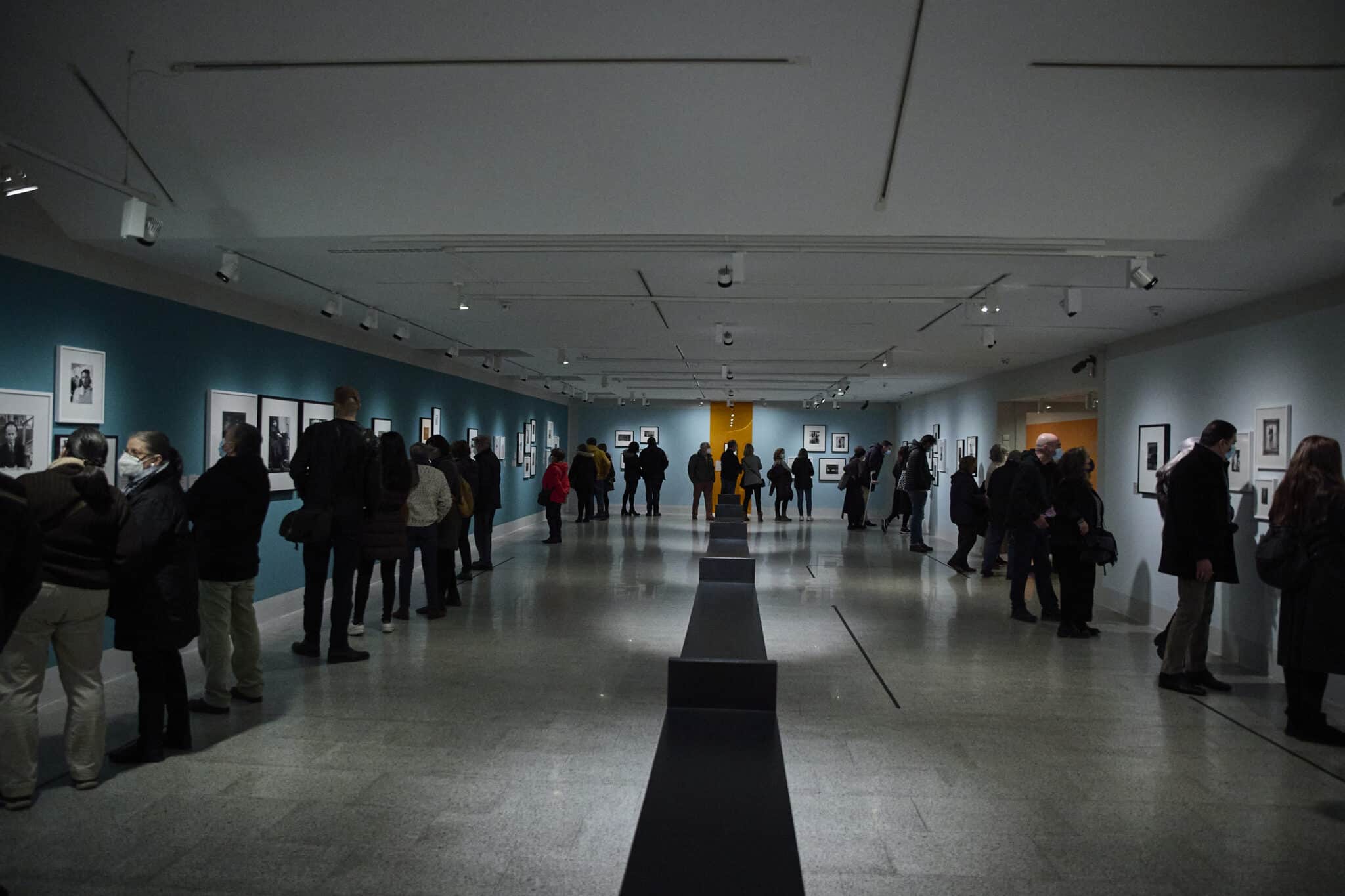 Varias personas visitan la exposición de fotografía ‘Al descubierto'