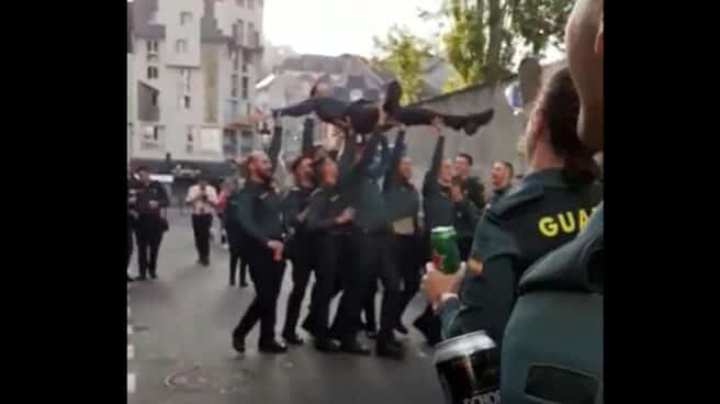 Captura del vídeo en el que un grupo de guardias civiles portan a un compañero como si fuera el acto del Cristo de la Muerte