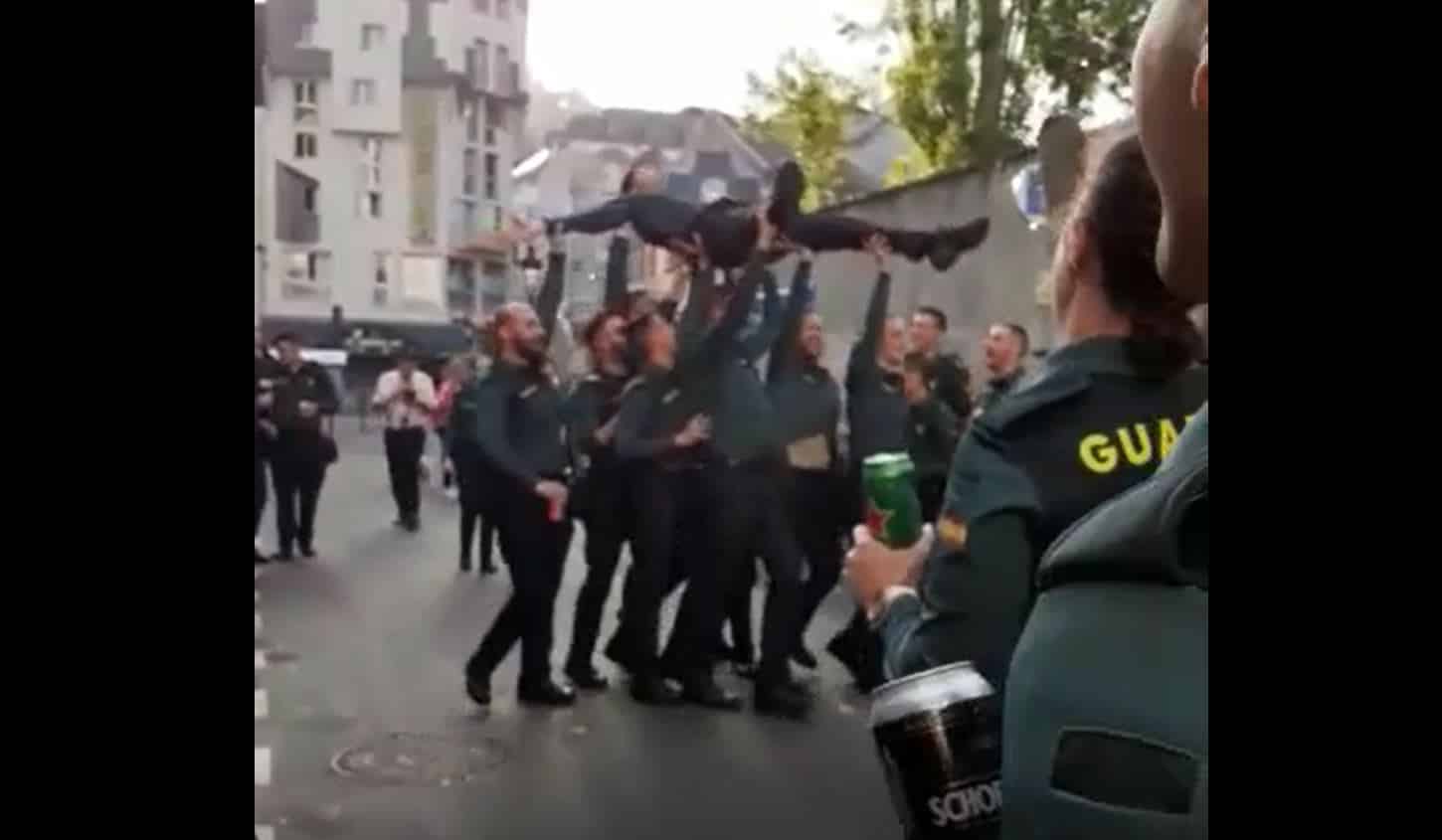 Captura del vídeo en el que un grupo de guardias civiles portan a un compañero como si fuera el acto del Cristo de la Muerte