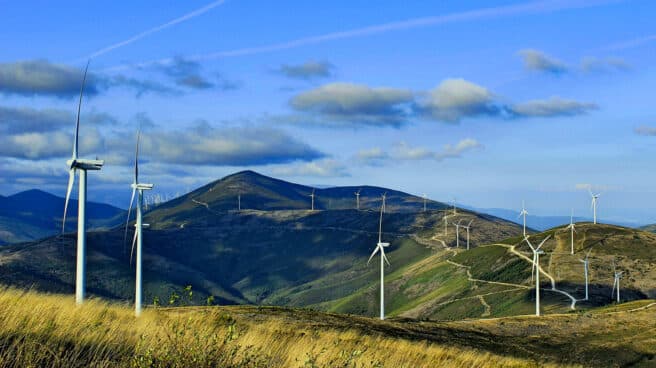Molinos de viento en un parque eólico Molinos de viento en un parque eólico
