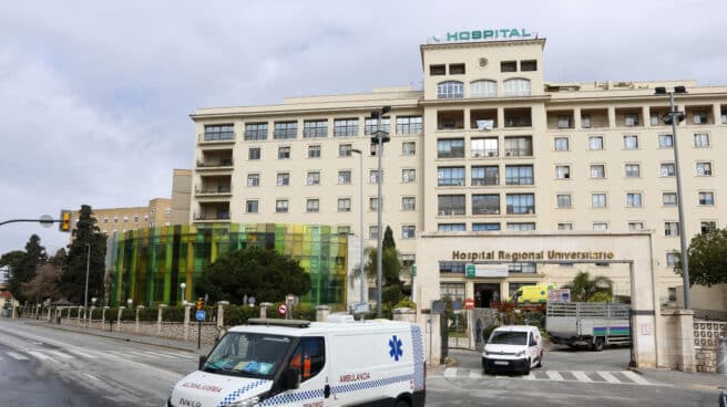Ambulancia saliendo del del Hospital Regional de Málaga