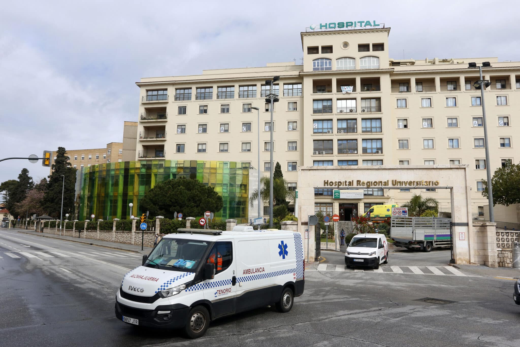 Ambulancia saliendo del del Hospital Regional de Málaga