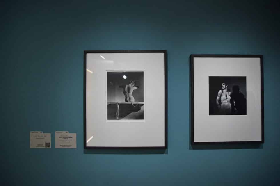 Una fotografía, de una mujer con corsé, del fotógrafo Horst P. Horst y un retrato de Josephine Baker, del fotógrafo Eve Arnold, en la exposición de fotografía ‘Al descubierto'.