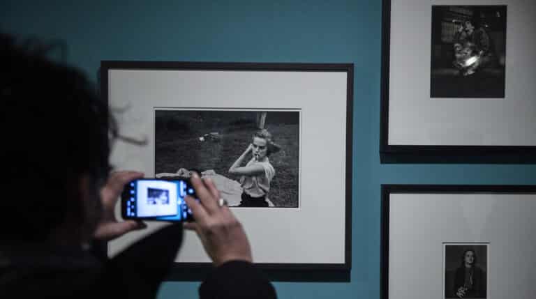 Una visitante fotografía una imagen del fotógrafo Bruce Davison, en la exposición ‘Al descubierto.