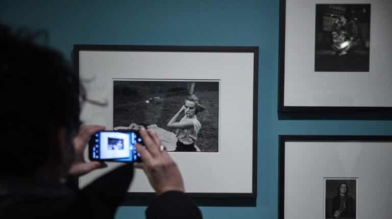 Una visitante fotografía una imagen del fotógrafo Bruce Davison, en la exposición ‘Al descubierto. Una visitante fotografía una imagen del fotógrafo Bruce Davison, en la exposición ‘Al descubierto.