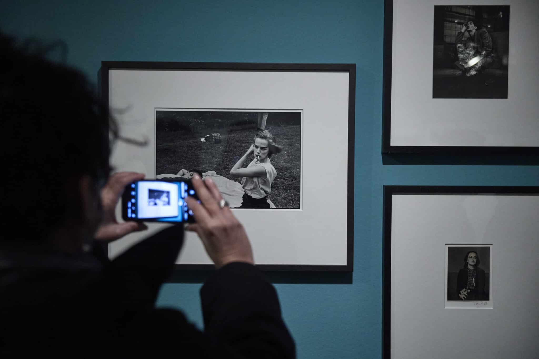 Una visitante fotografía una imagen del fotógrafo Bruce Davison, en la exposición ‘Al descubierto.