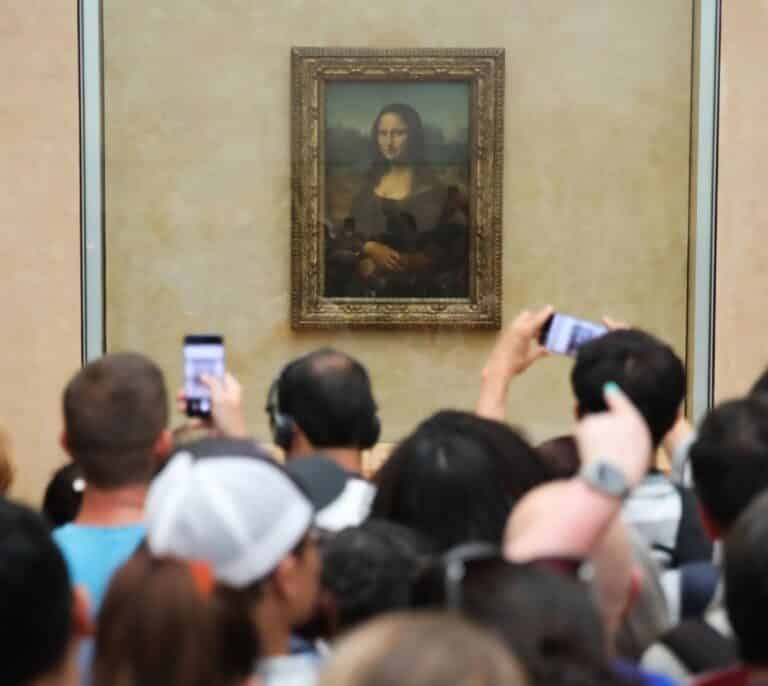Dos activistas climáticas lanzan sopa a la Mona Lisa