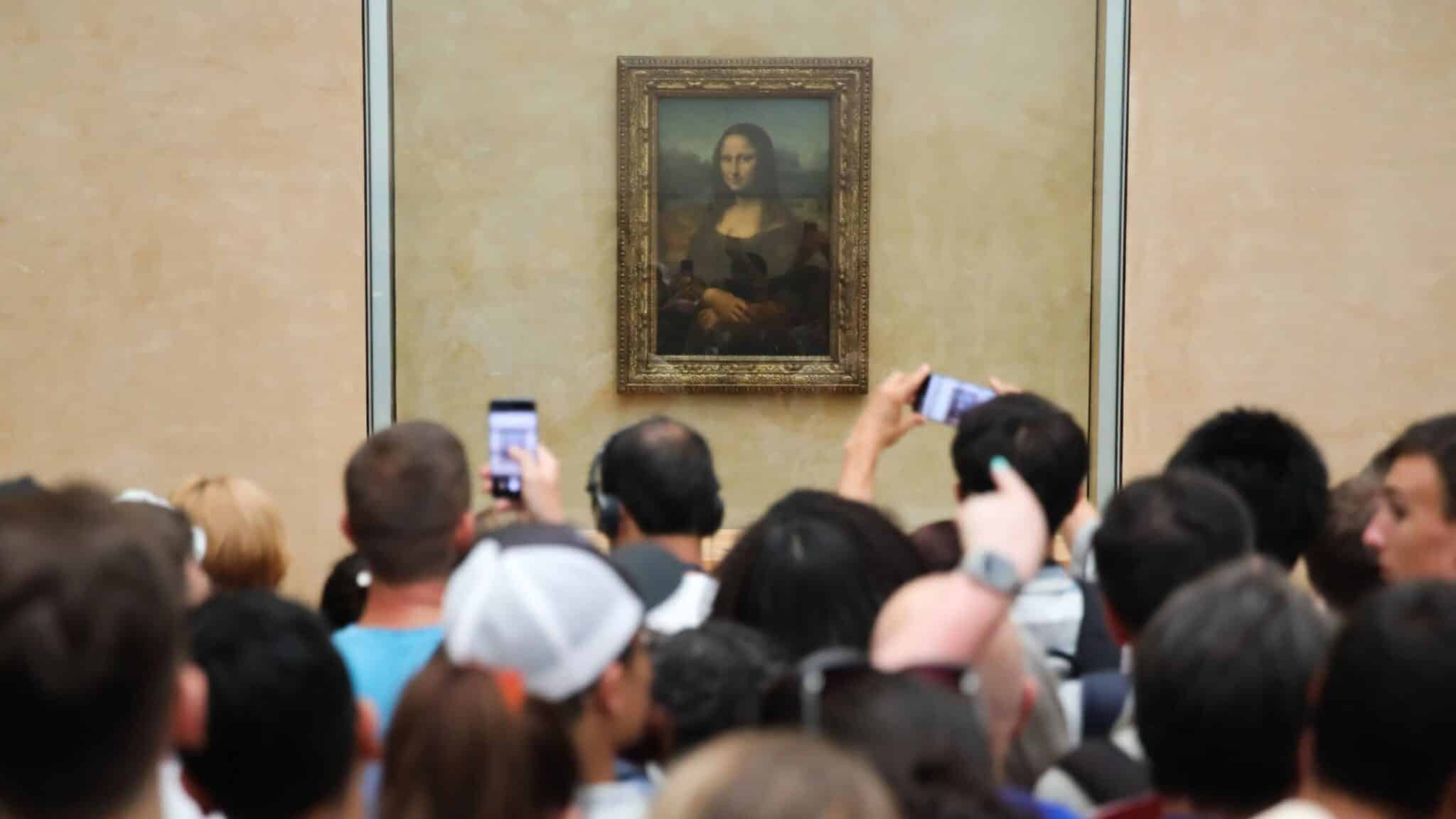 Dos activistas climáticas lanzan sopa a la Mona Lisa