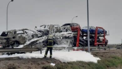 Cinco vehículos arden en un camión portacoches en el peaje de entrada a Tudela