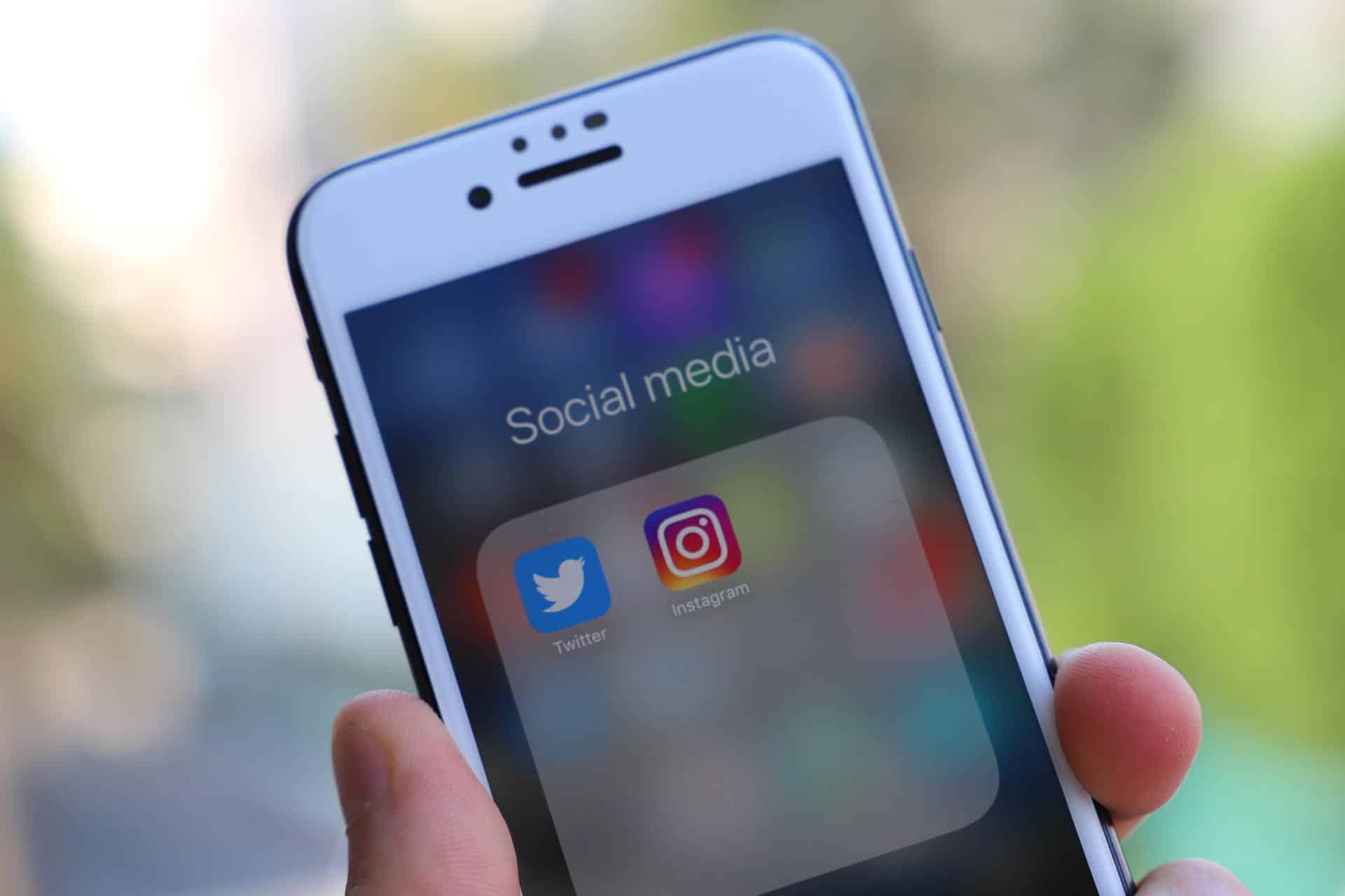 Imagen de un teléfono móvil donde aparecen en la pantalla los iconos de las redes sociales de Twitter e Instagram