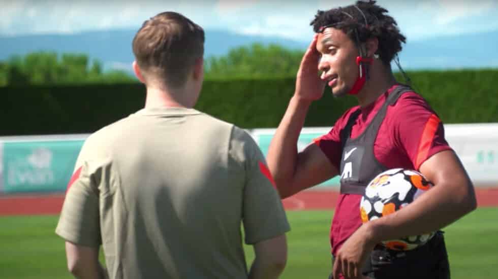 El futbolista Trent Alexander Arnold, con unos electrodos en la cabeza durante un entrenamiento