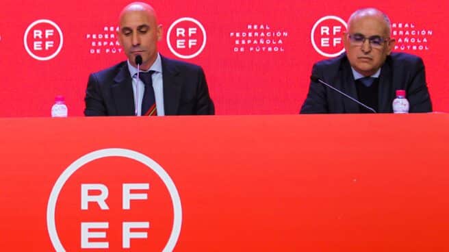 El presidente de la RFEF, Luis Rubiales, junto al secretario general (Andreu Camps).