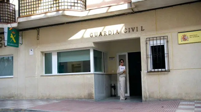 Olona denuncia a la alcaldesa socialista en el cuartel de la Guardia Civil de Salobreña