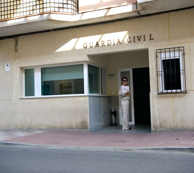 Olona denuncia a la alcaldesa socialista en el cuartel de la Guardia Civil de Salobreña