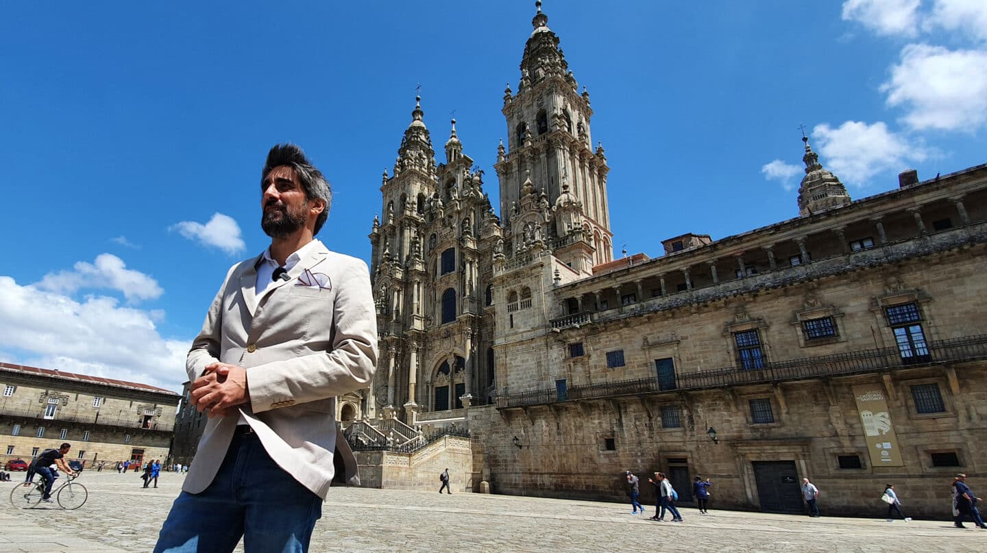 Manel Loureiro delante de la catedral de Santiago