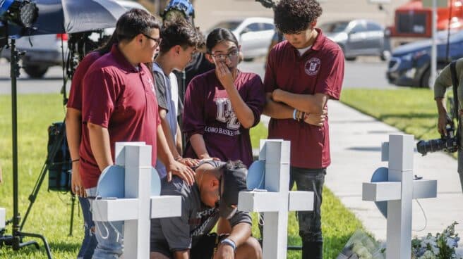 Flores y recuerdos frente al colegio en el que se perpetró la masacre de Uvalde (Texas). Flores y recuerdos frente al colegio en el que se perpetró la masacre de Uvalde (Texas).