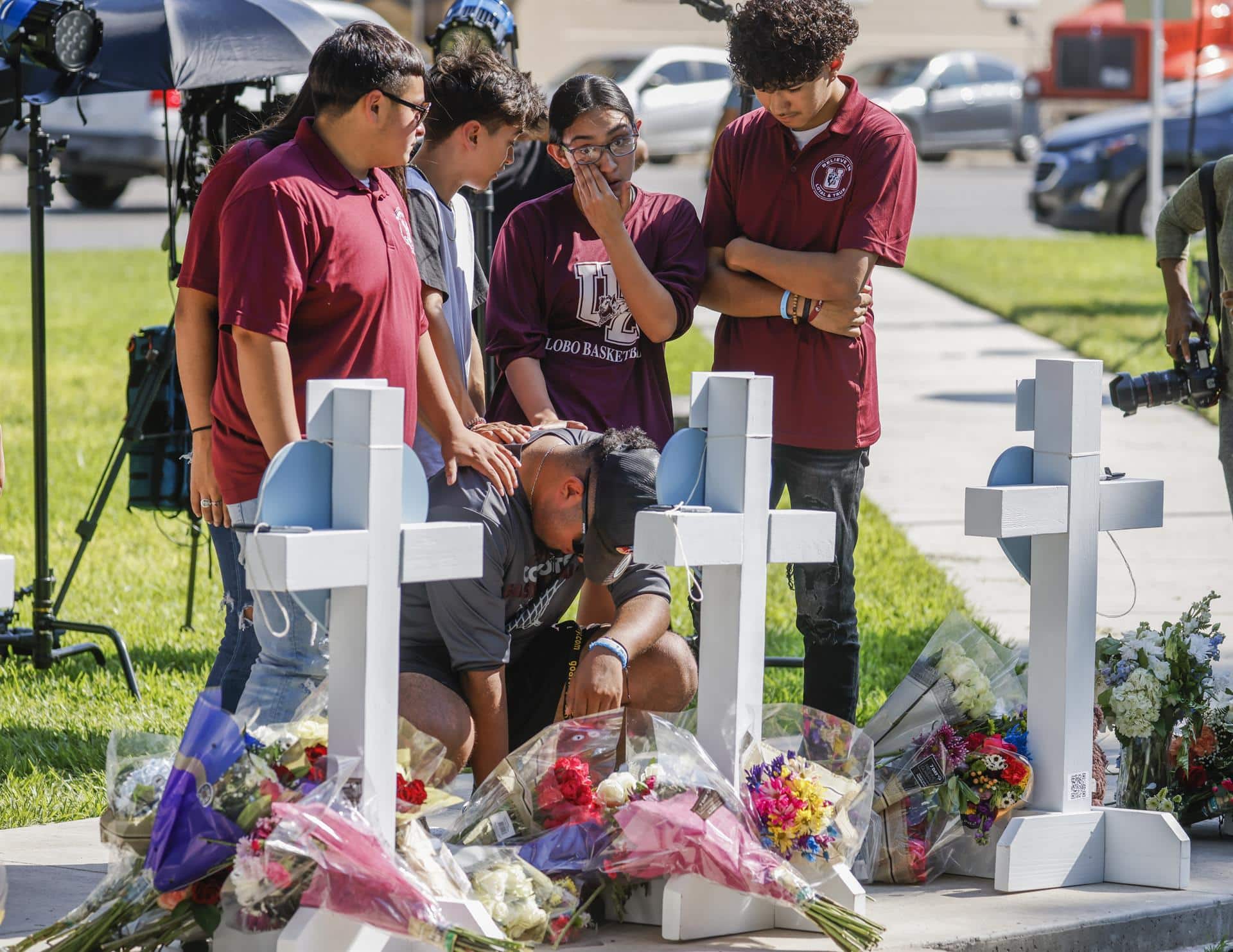 Flores y recuerdos frente al colegio en el que se perpetró la masacre de Uvalde (Texas).
