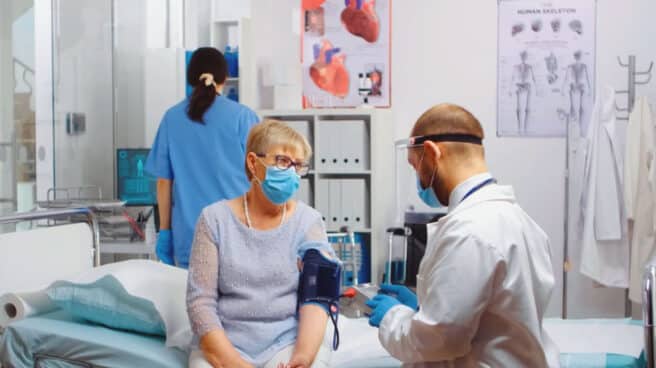 El antiviral de Pfizer no presenta el beneficio esperado como terapia preventiva Un médico atiende a una paciente