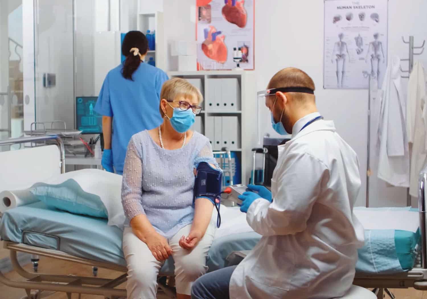 Un médico atiende a una paciente