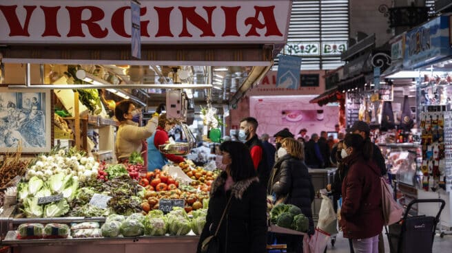 Mercados locales no perciben desabastecimiento en Valencia Varias personas compran en un puesto de fruta y verdura en el Mercado Central de Valencia.