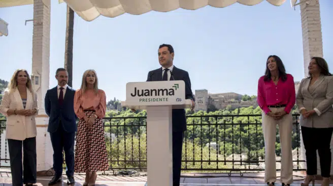 Juanma Moreno, a diez escaños de la mayoría absoluta, dependerá de Vox para seguir en la Junta