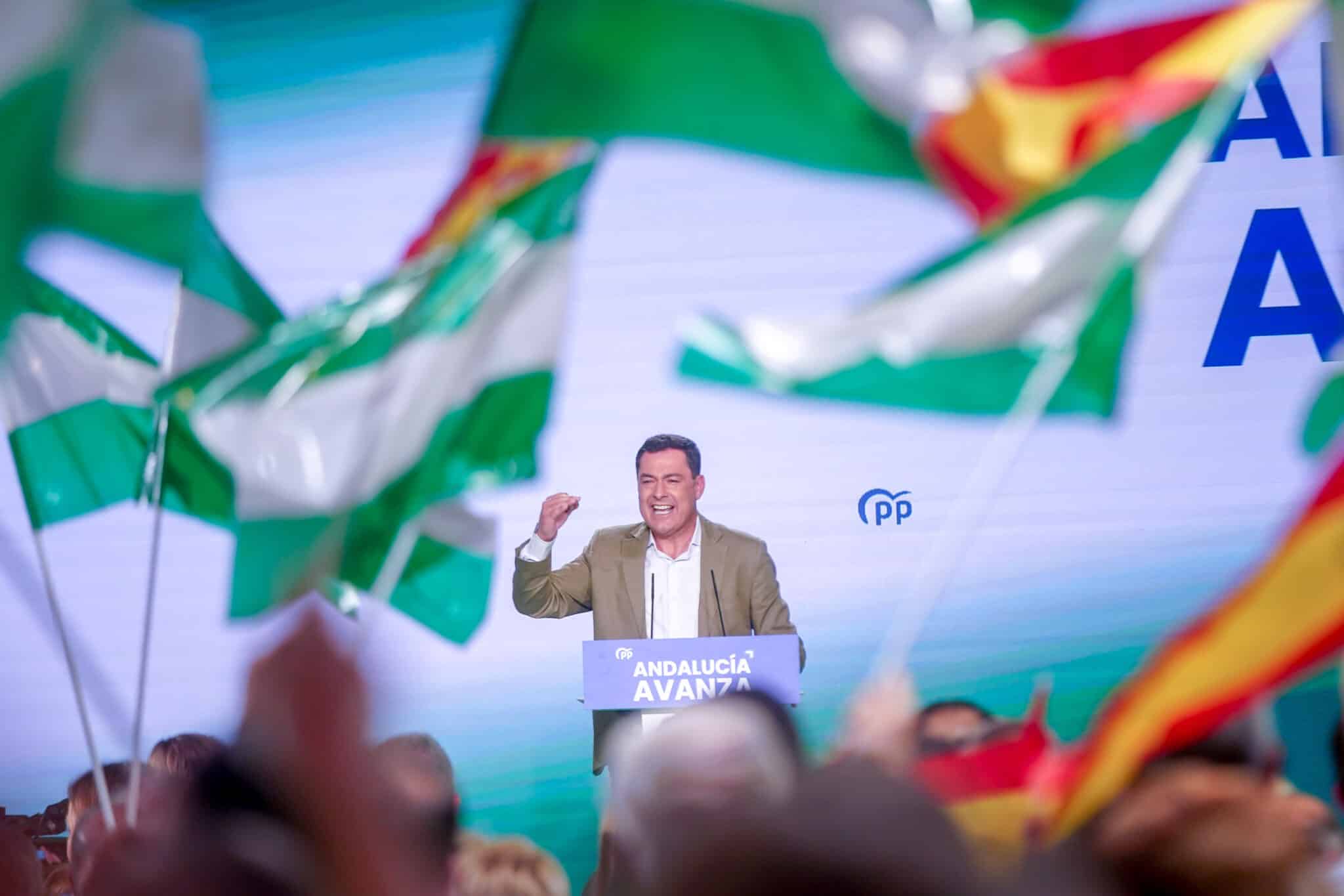 El presidente del PP-A y candidato a la reelección como presidente de la Junta de Andalucía, Juanma Moreno, en la clausura del acto público a 29 de mayo del 2022 en Sevilla.