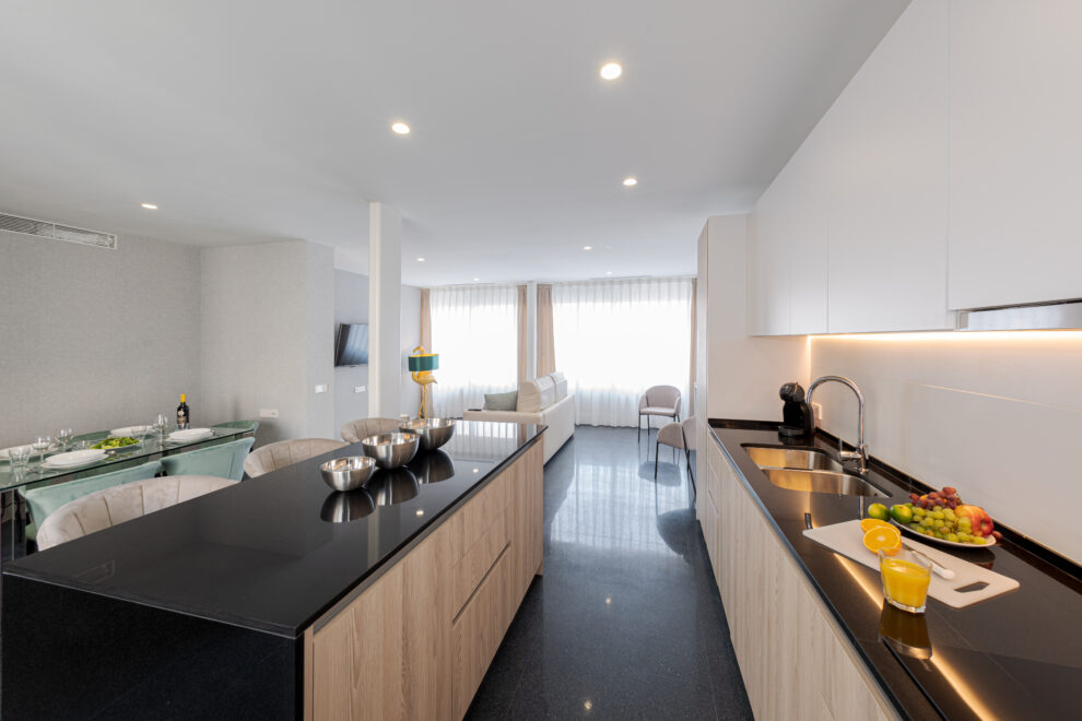 Interior de uno de los apartamentos de MyFlats en Alicante. En solo cuatro años y con más de 2,5 millones de euros de facturación, MyFlats se ha consolidado como una de las empresas de promoción y gestión de apartamentos turísticos de alta gama más importantes de la Comunidad Valenciana.