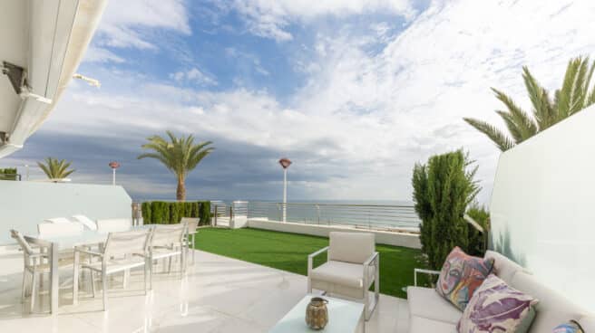 Terraza de uno de los apartamentos gestionados por Myflats. En solo cuatro años y con más de 2,5 millones de euros de facturación, MyFlats se ha consolidado como una de las empresas de promoción y gestión de apartamentos turísticos de alta gama más importantes de la Comunidad Valenciana.