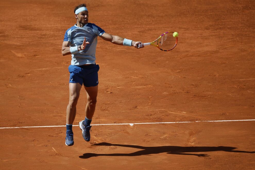 Nadal golpea una derecha durante los cuartos de final de Madrid ante Alcaraz