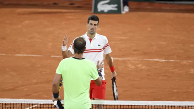 Nadal y Djokovic se saludan tras las semifinales de Roland Garros 2021, su último cara a cara