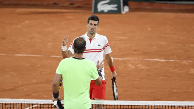 Nadal y Djokovic se saludan tras las semifinales de Roland Garros 2021, su último cara a cara Nadal y Djokovic se saludan tras las semifinales de Roland Garros 2021, su último cara a cara