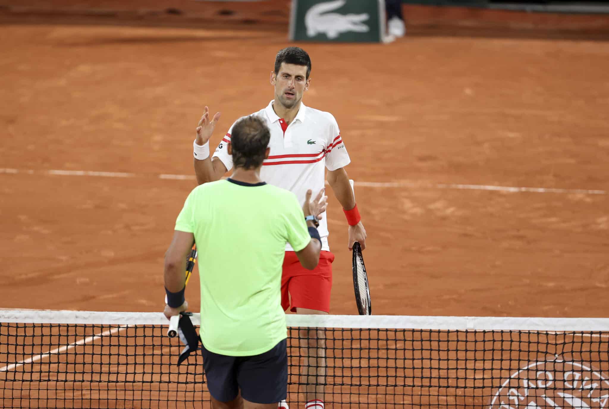 Nadal y Djokovic se saludan tras las semifinales de Roland Garros 2021, su último cara a cara