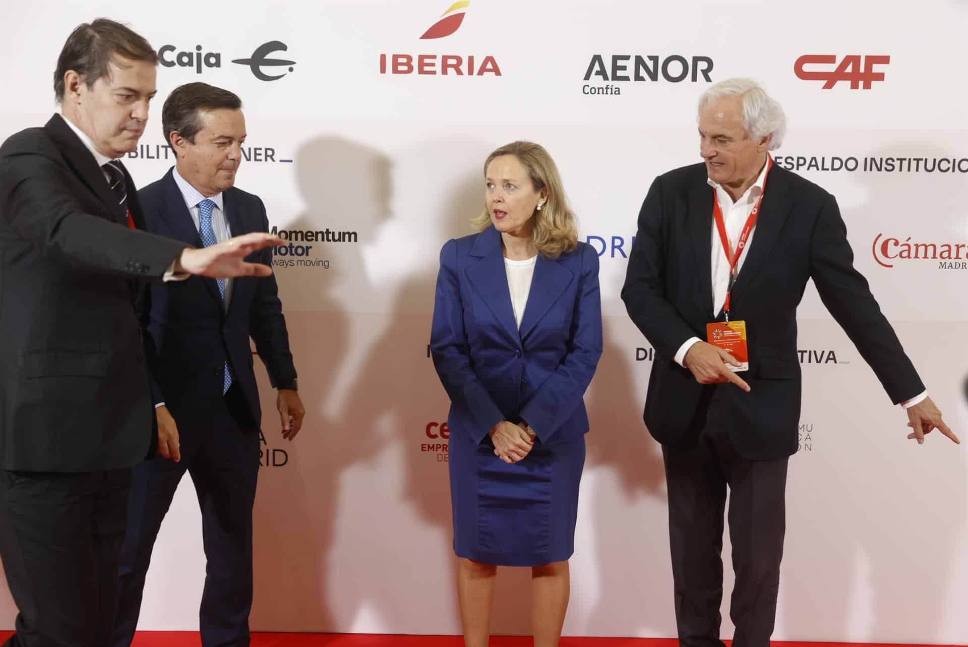 Nadia Calviño, ministra de economía y vicepresidenta del Gobierno, se niega a hacerse una foto porque son todos hombres y ella es la única mujer