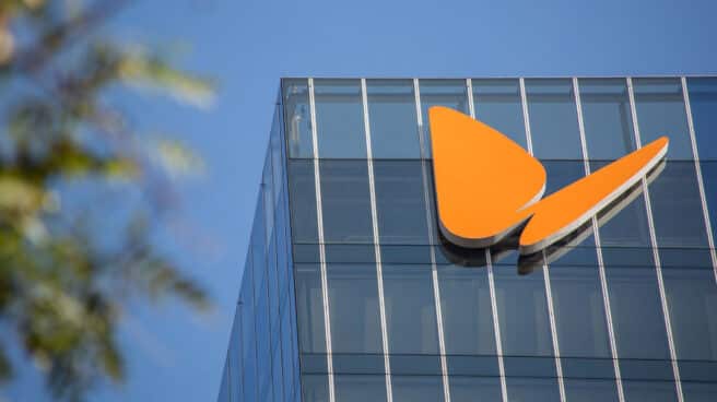 Naturgy apoya a la industria española con gas a precio fijo hasta 2025. Logo de Naturgy en su fachada