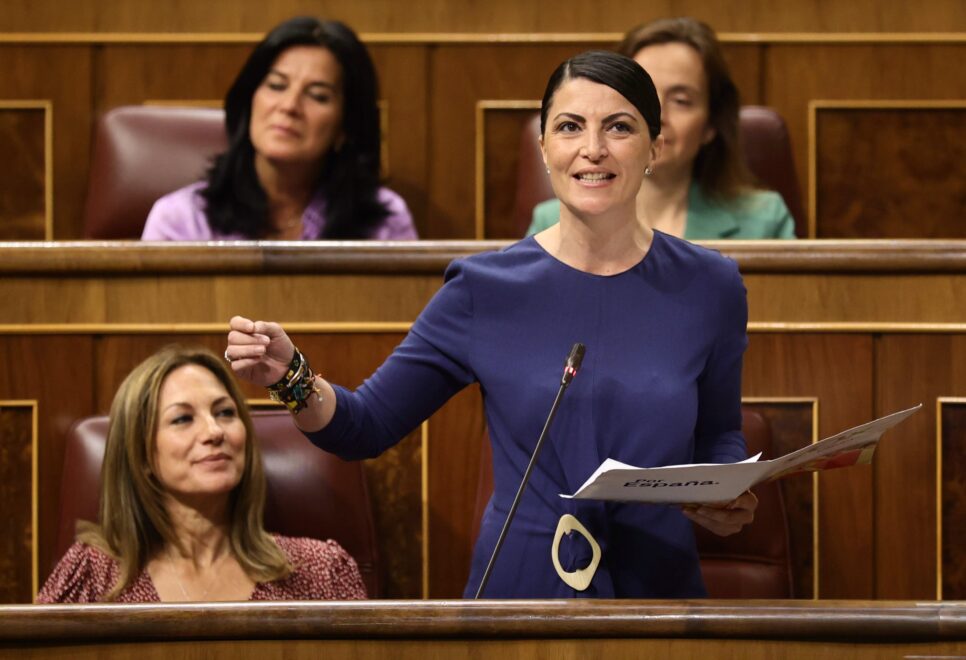 La candidata de Vox a la Presidencia de la Junta de Andalucía, Macarena Olona, interviene en una sesión de control, en el Congreso.