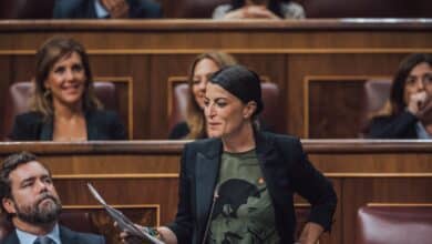 "Macarena de Salobreña y ministro perejil": Olona se despide del Congreso con la camiseta de Morante