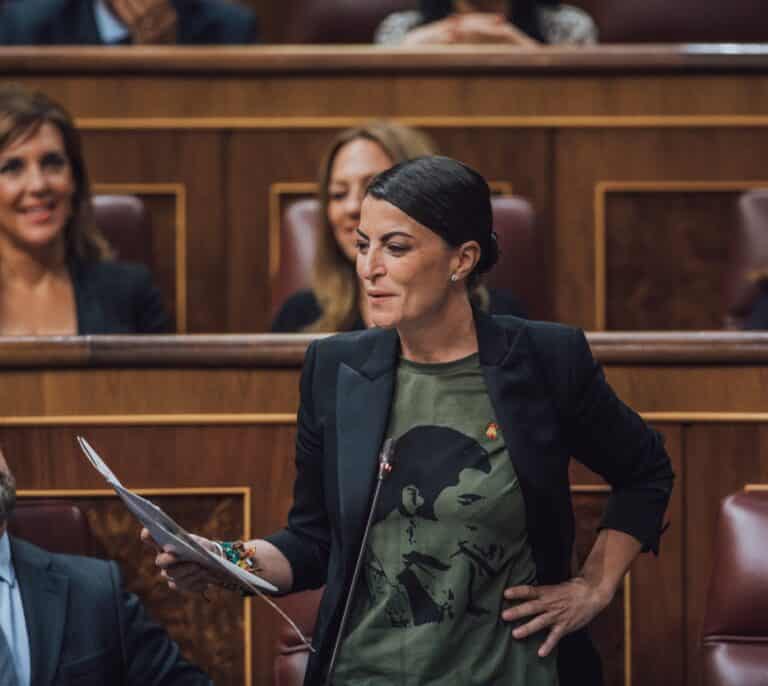 "Macarena de Salobreña y ministro perejil": Olona se despide del Congreso con la camiseta de Morante