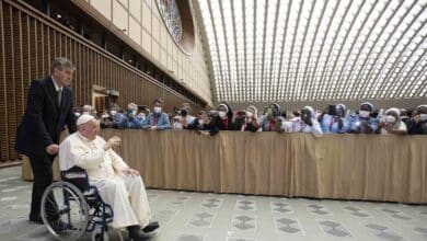 El Papa Francisco llega en silla de ruedas a una audiencia en el Vaticano