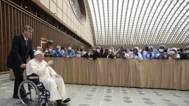 El Papa Francisco en silla de ruedas en una audiencia en el Vaticano