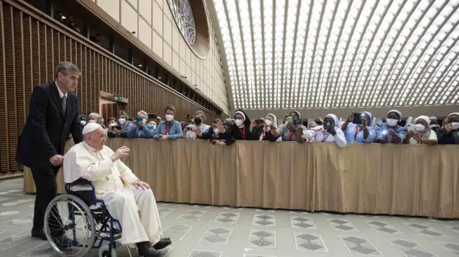 El Papa Francisco llega en silla de ruedas a una audiencia en el Vaticano