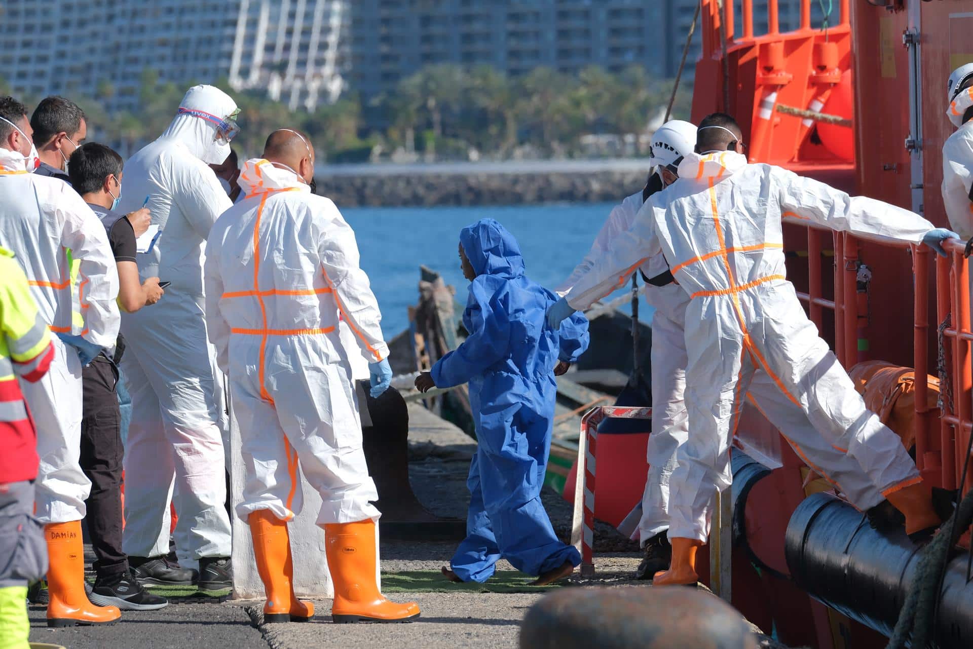 Una niña marfilense de 11 años, en Arguineguin tras llegar a las Canarias en patera.