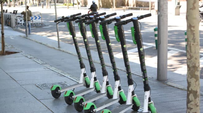 Varios patinetes de alquiler en la madrileña calle Serrano.