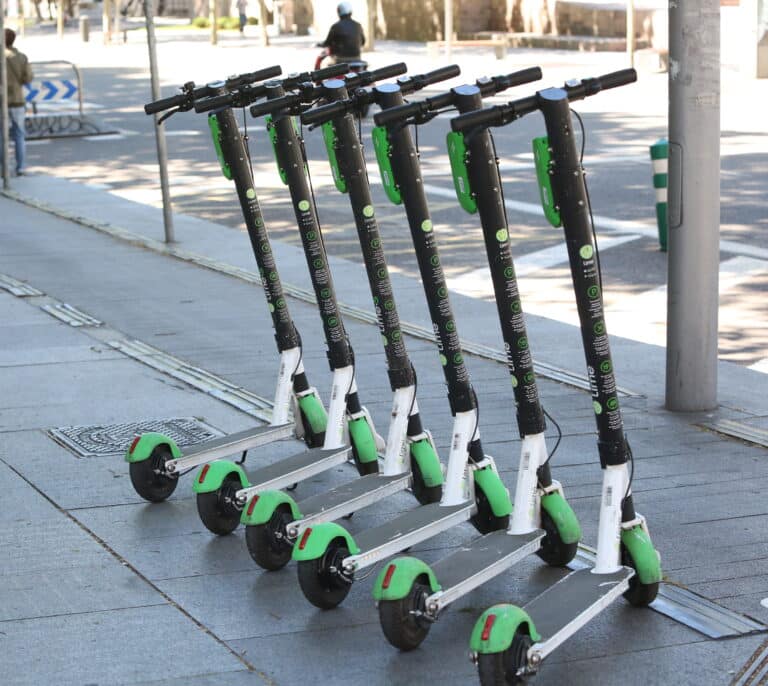 La fiebre de los patinetes en Madrid: 313 multas diarias y medio centenar de accidentes