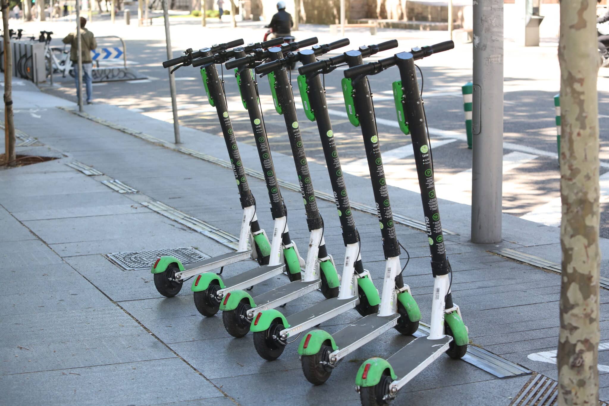 Varios patinetes de alquiler en la madrileña calle Serrano.