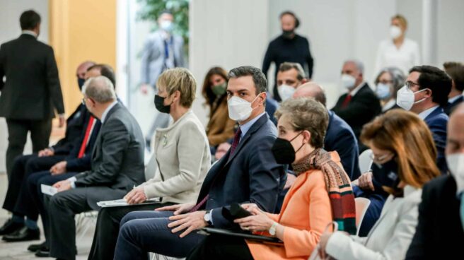 Pedro Sánchez, junto a la directora del CNI, Paz Esteban (de naranja, a su derecha en la imagen). Pedro Sánchez, junto a la directora del CNI, Paz Esteban (de naranja, a su derecha en la imagen).