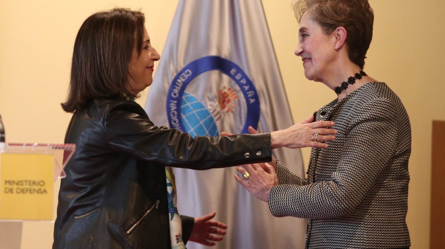 La ministra de Defensa, Margarita Robles, junto a la directora del CNI, Paz Esteban.