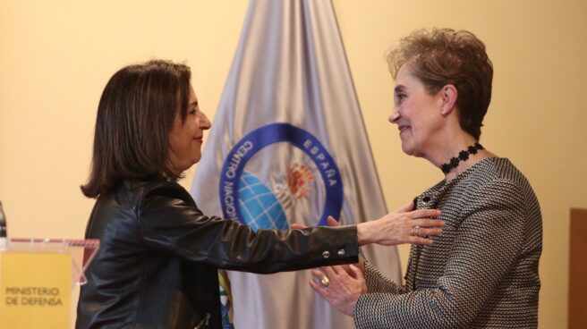 La ministra de Defensa, Margarita Robles, junto a la directora del CNI, Paz Esteban. La ministra de Defensa, Margarita Robles, junto a la directora del CNI, Paz Esteban.