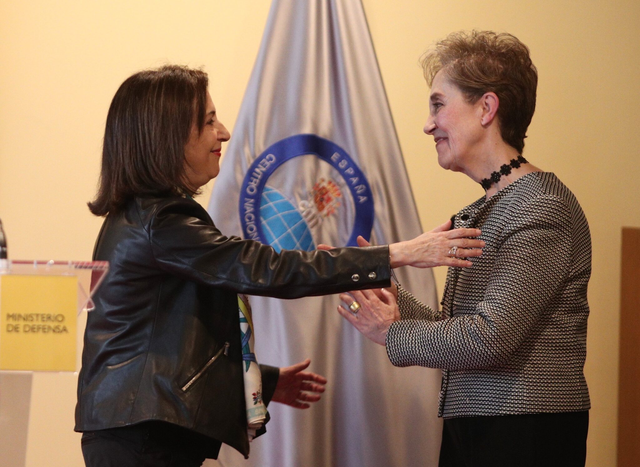 La ministra de Defensa, Margarita Robles, junto a la directora del CNI, Paz Esteban.